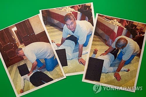 앤드루 전 왕자 '여성 위 엎드린 사진' 공개…英 파장