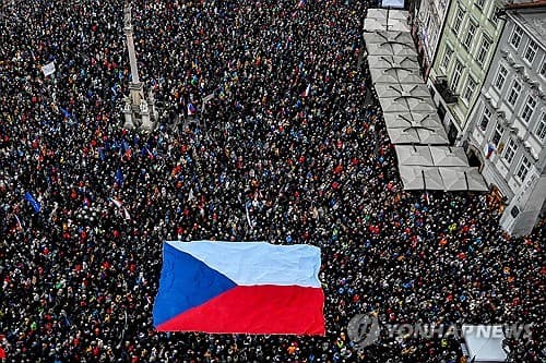 체코 대통령 '극우에 협박 당해'…시민 9만 명 지지 시위